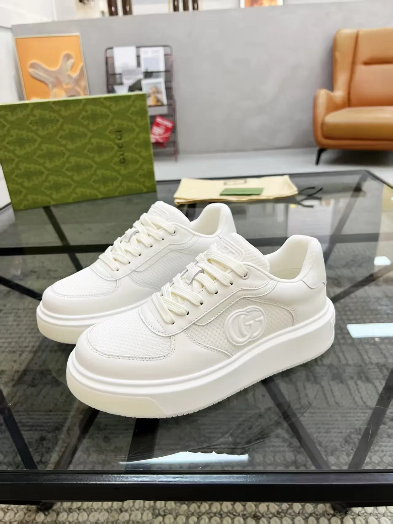Factory price: 460💰Gucci new men's shoes GUCCI [Lightning] latest shoes are shipped. Original quality, fashionable, made of special materials, sheepskin lining, brand new packaging. The foot feels super comfortable and the workmanship is impeccable. Size: 38-45